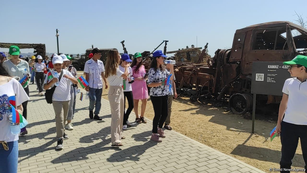 Yay məktəbində iştirak edən şəhid və qazi övladları Hərbi Qənimətlər Parkını ziyarət edib (FOTO)
