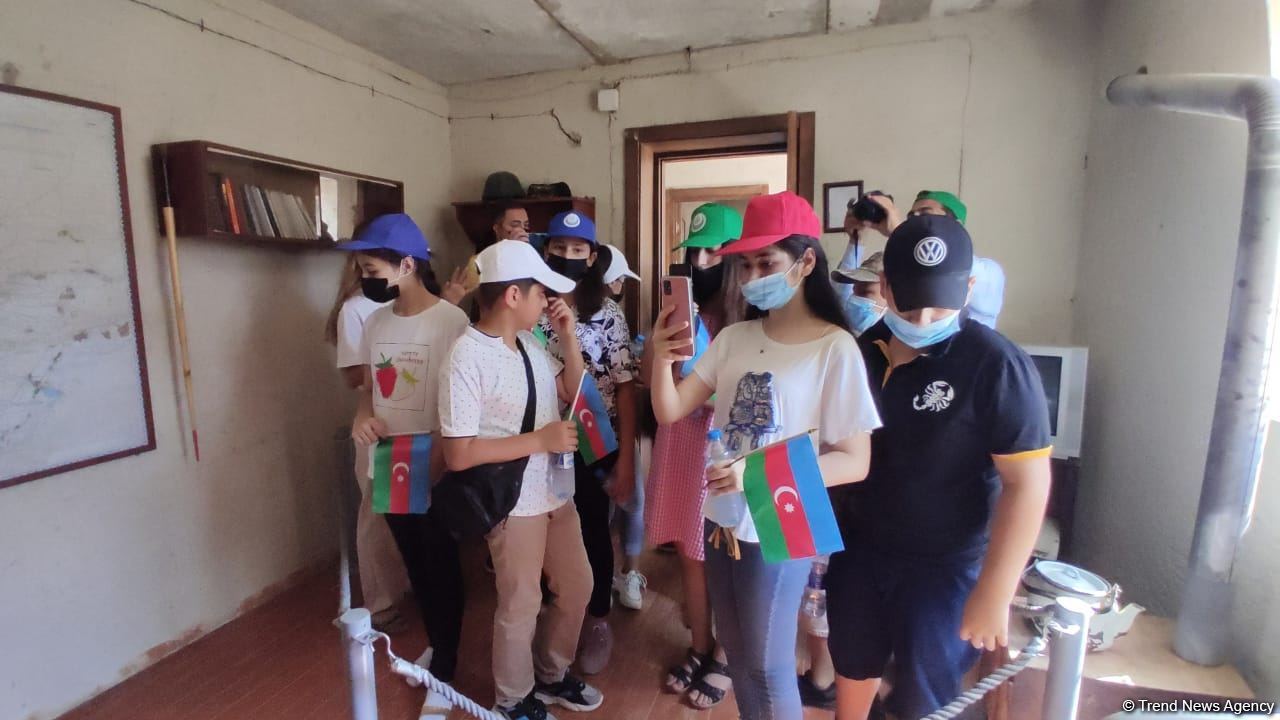 Yay məktəbində iştirak edən şəhid və qazi övladları Hərbi Qənimətlər Parkını ziyarət edib (FOTO)