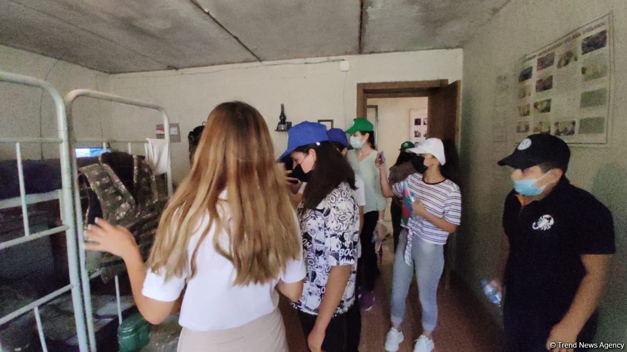 Yay məktəbində iştirak edən şəhid və qazi övladları Hərbi Qənimətlər Parkını ziyarət edib (FOTO)