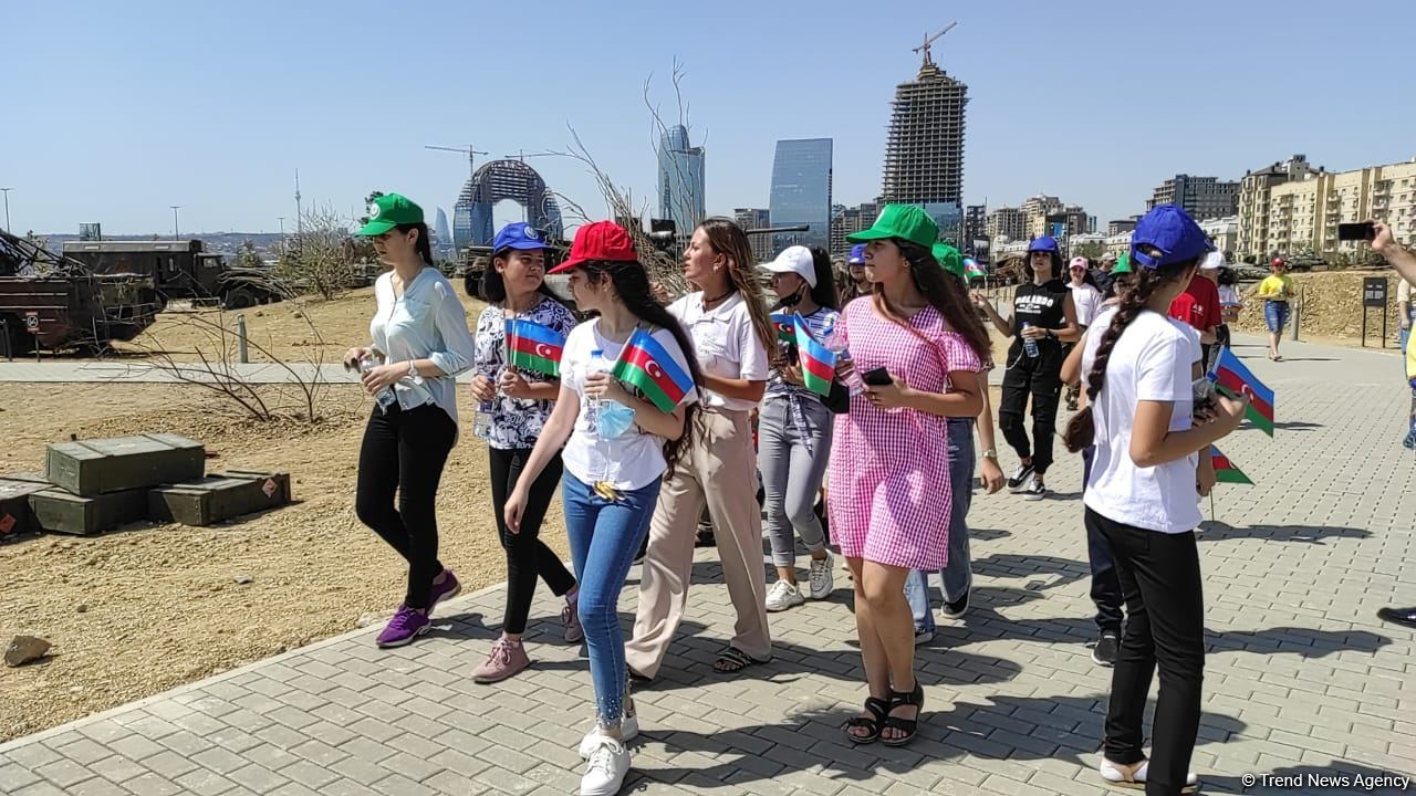 Yay məktəbində iştirak edən şəhid və qazi övladları Hərbi Qənimətlər Parkını ziyarət edib (FOTO)