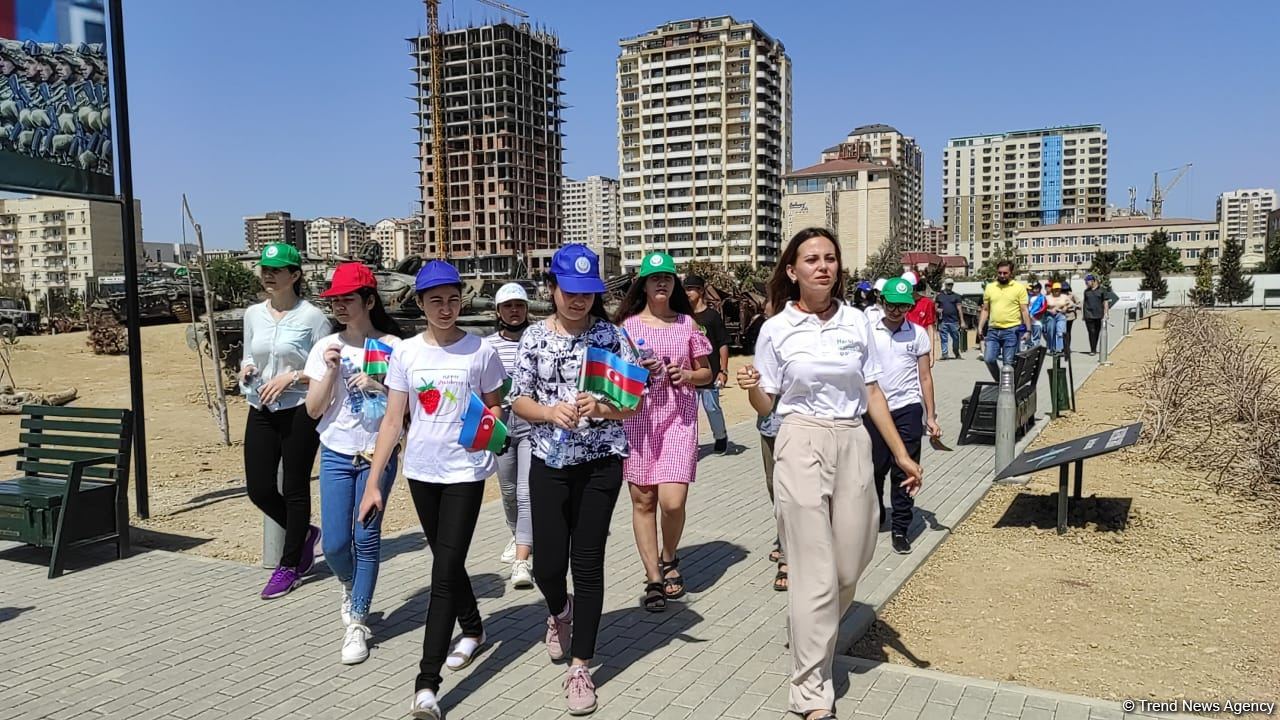 Yay məktəbində iştirak edən şəhid və qazi övladları Hərbi Qənimətlər Parkını ziyarət edib (FOTO)