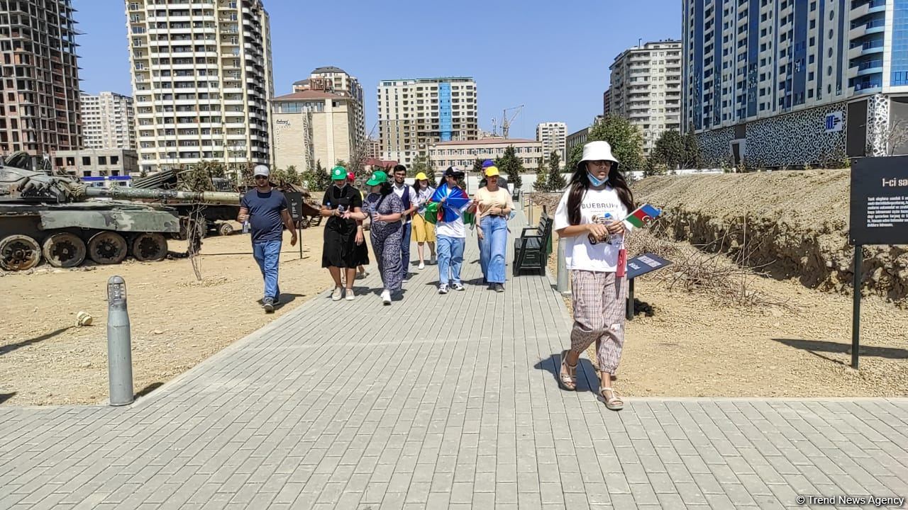 Yay məktəbində iştirak edən şəhid və qazi övladları Hərbi Qənimətlər Parkını ziyarət edib (FOTO)