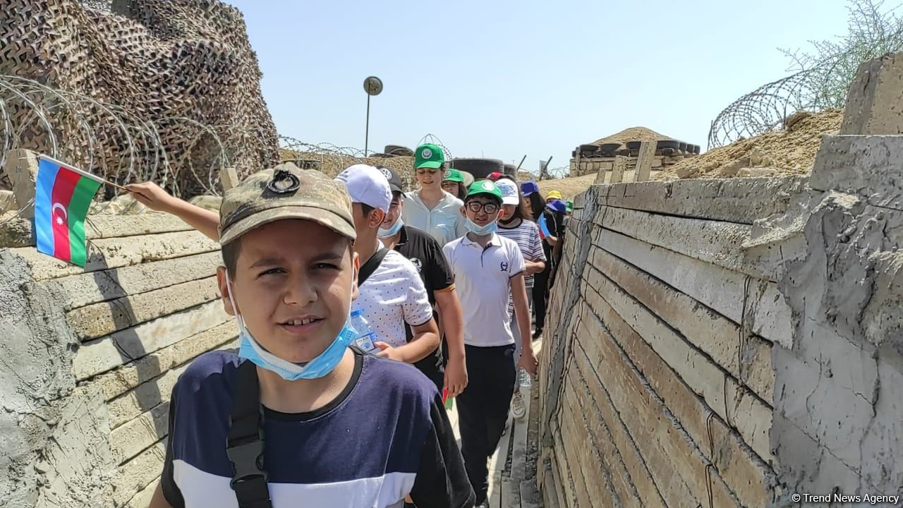 Yay məktəbində iştirak edən şəhid və qazi övladları Hərbi Qənimətlər Parkını ziyarət edib (FOTO)