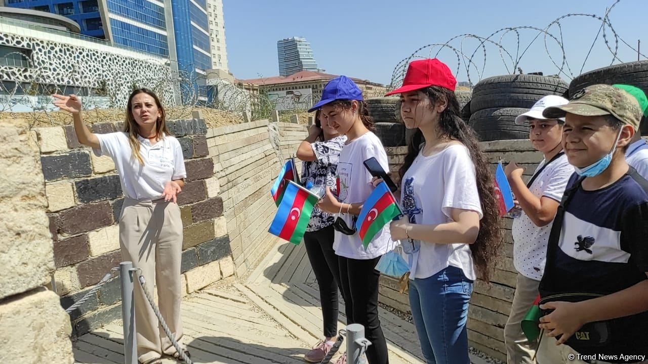 Yay məktəbində iştirak edən şəhid və qazi övladları Hərbi Qənimətlər Parkını ziyarət edib (FOTO)