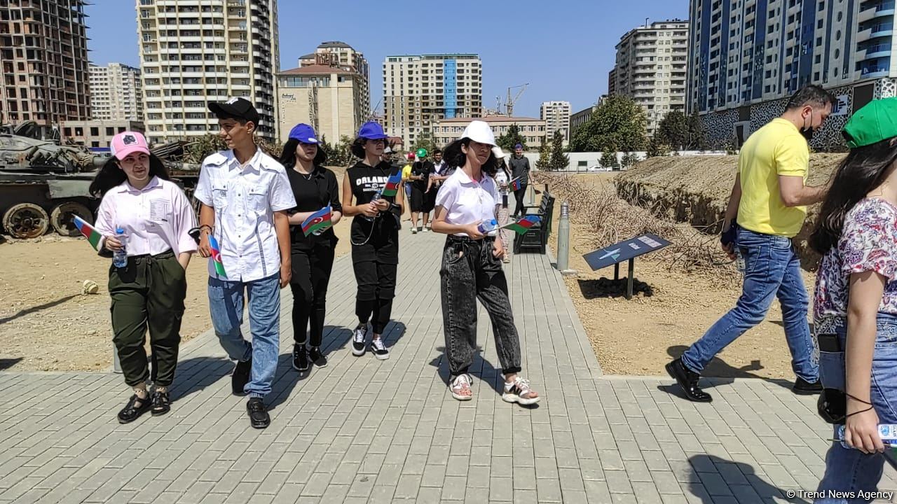 Yay məktəbində iştirak edən şəhid və qazi övladları Hərbi Qənimətlər Parkını ziyarət edib (FOTO)