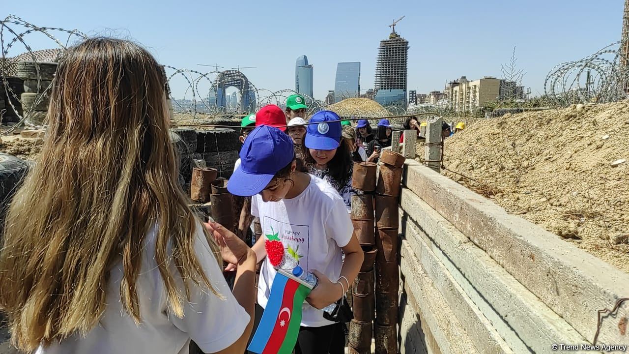 Yay məktəbində iştirak edən şəhid və qazi övladları Hərbi Qənimətlər Parkını ziyarət edib (FOTO)