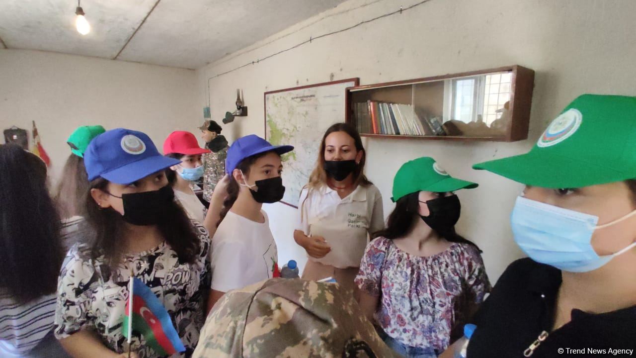Yay məktəbində iştirak edən şəhid və qazi övladları Hərbi Qənimətlər Parkını ziyarət edib (FOTO)