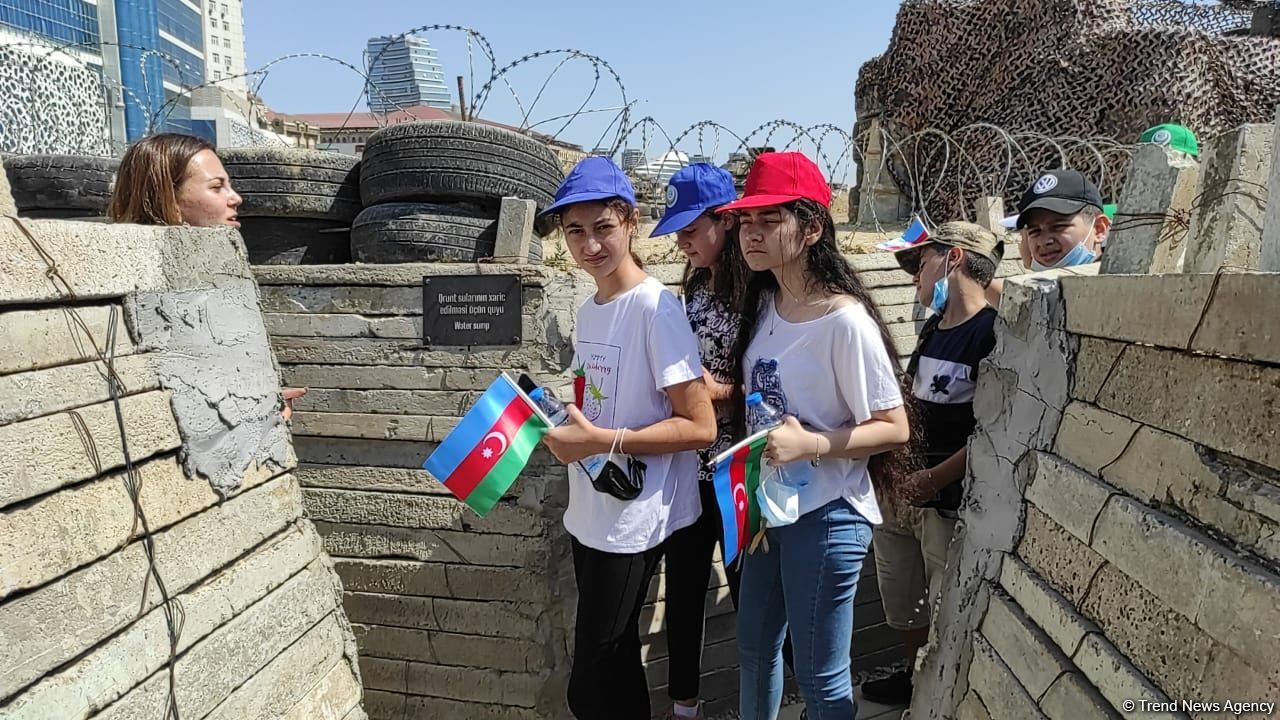 Yay məktəbində iştirak edən şəhid və qazi övladları Hərbi Qənimətlər Parkını ziyarət edib (FOTO)