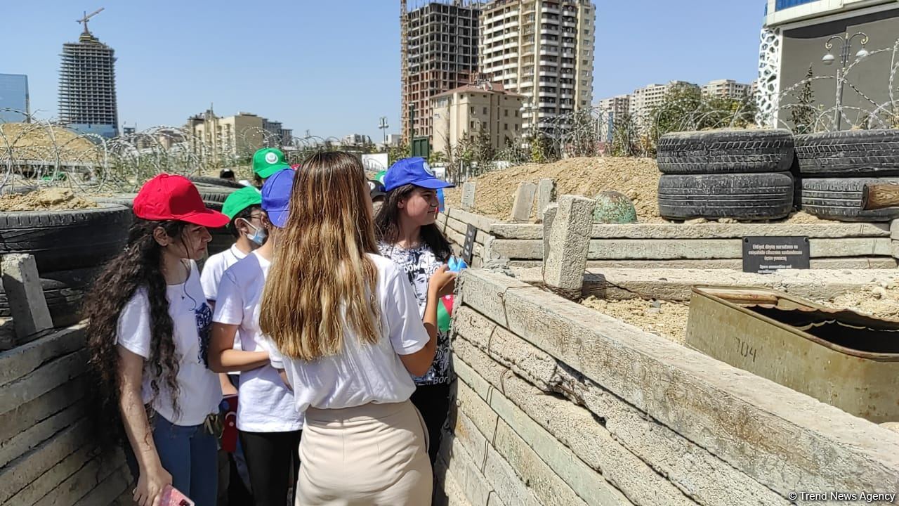 Yay məktəbində iştirak edən şəhid və qazi övladları Hərbi Qənimətlər Parkını ziyarət edib (FOTO)