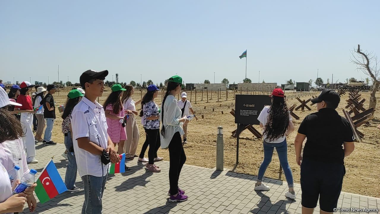 Yay məktəbində iştirak edən şəhid və qazi övladları Hərbi Qənimətlər Parkını ziyarət edib (FOTO)