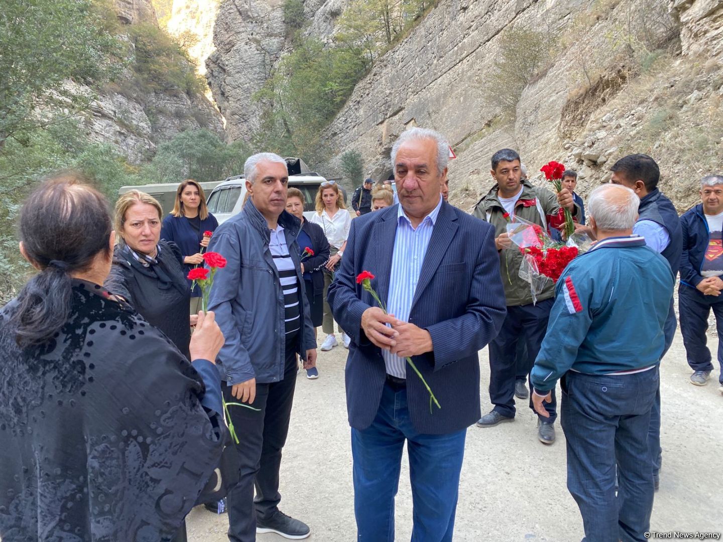 Kəlbəcər sakinləri 28 il sonra doğma yurdlarına səfər ediblər (FOTO)