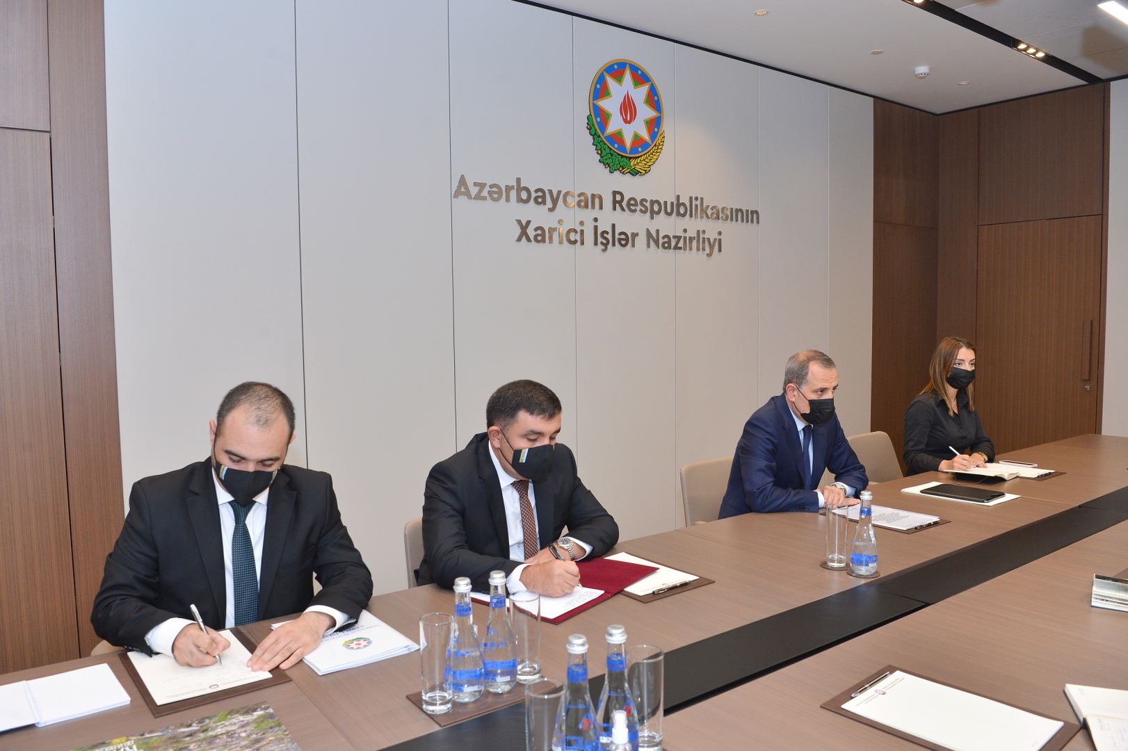 Ceyhun Bayramov Qırğızıstanın Azərbaycandakı yeni səfirinin etimadnaməsinin surətini qəbul edib (FOTO)