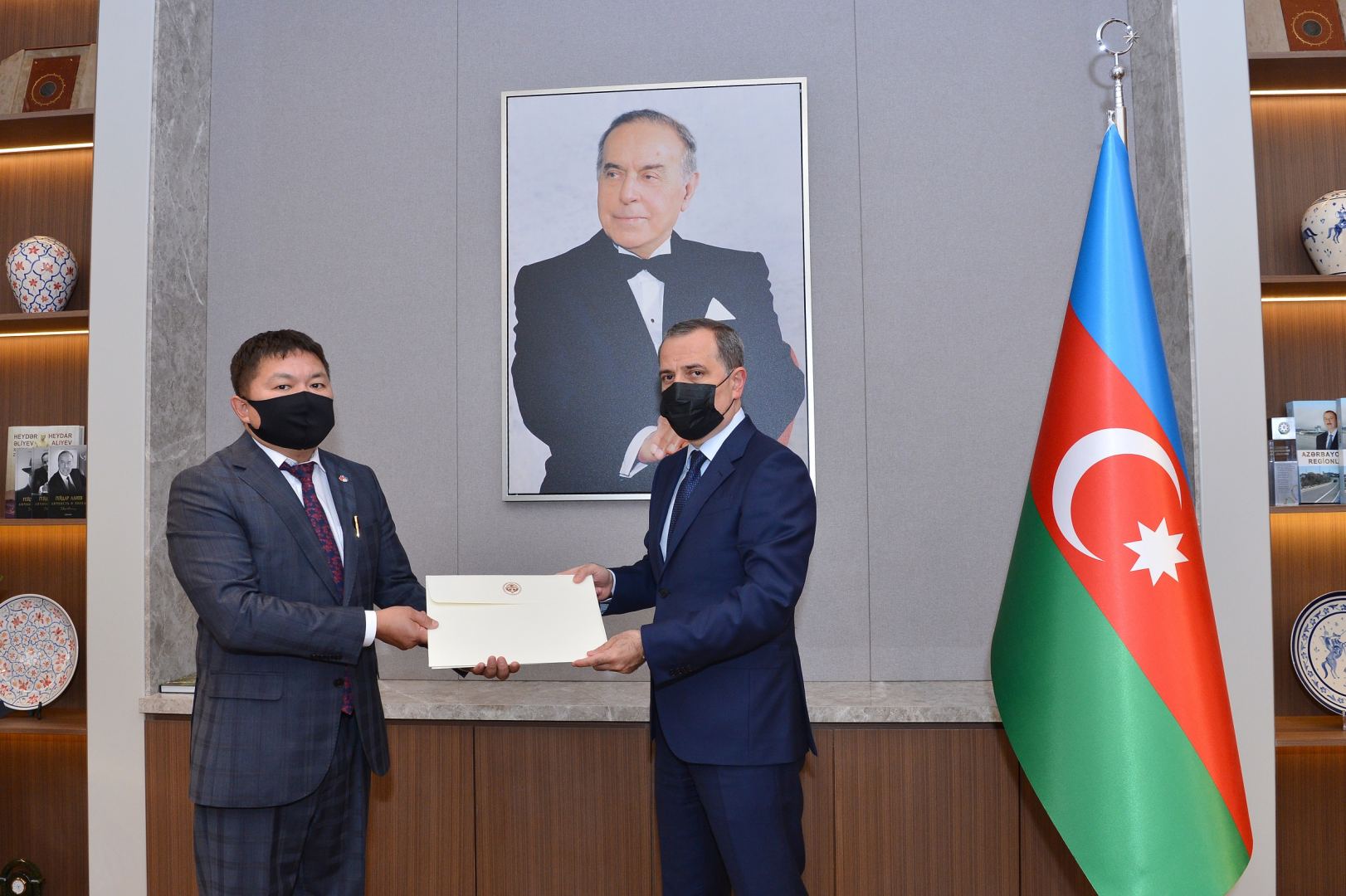 Ceyhun Bayramov Qırğızıstanın Azərbaycandakı yeni səfirinin etimadnaməsinin surətini qəbul edib (FOTO)