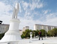 Prezident İlham Əliyev Sumqayıtda ulu öndər Heydər Əliyevin abidəsini ziyarət edib (FOTO/VİDEO)