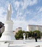 Prezident İlham Əliyev Sumqayıtda ulu öndər Heydər Əliyevin abidəsini ziyarət edib (FOTO/VİDEO)
