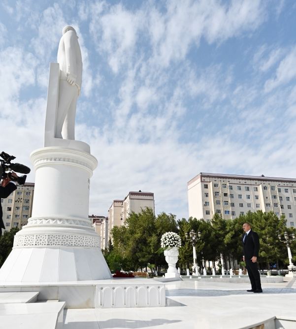 Prezident İlham Əliyev Sumqayıtda ulu öndər Heydər Əliyevin abidəsini ziyarət edib (FOTO/VİDEO)