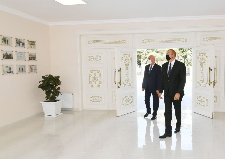 Prezident İlham Əliyev Sumqayıtda 20 nömrəli orta məktəbdə yaradılan şəraitlə tanış olub (FOTO/VİDEO) (YENİLƏNİB)
