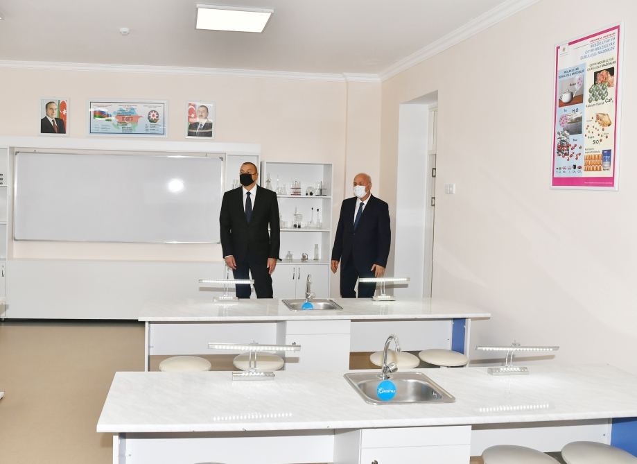 Prezident İlham Əliyev Sumqayıtda 20 nömrəli orta məktəbdə yaradılan şəraitlə tanış olub (FOTO/VİDEO) (YENİLƏNİB)