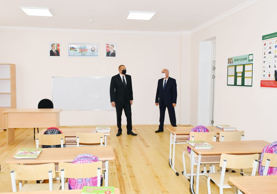 Prezident İlham Əliyev Sumqayıtda 20 nömrəli orta məktəbdə yaradılan şəraitlə tanış olub (FOTO/VİDEO) (YENİLƏNİB)