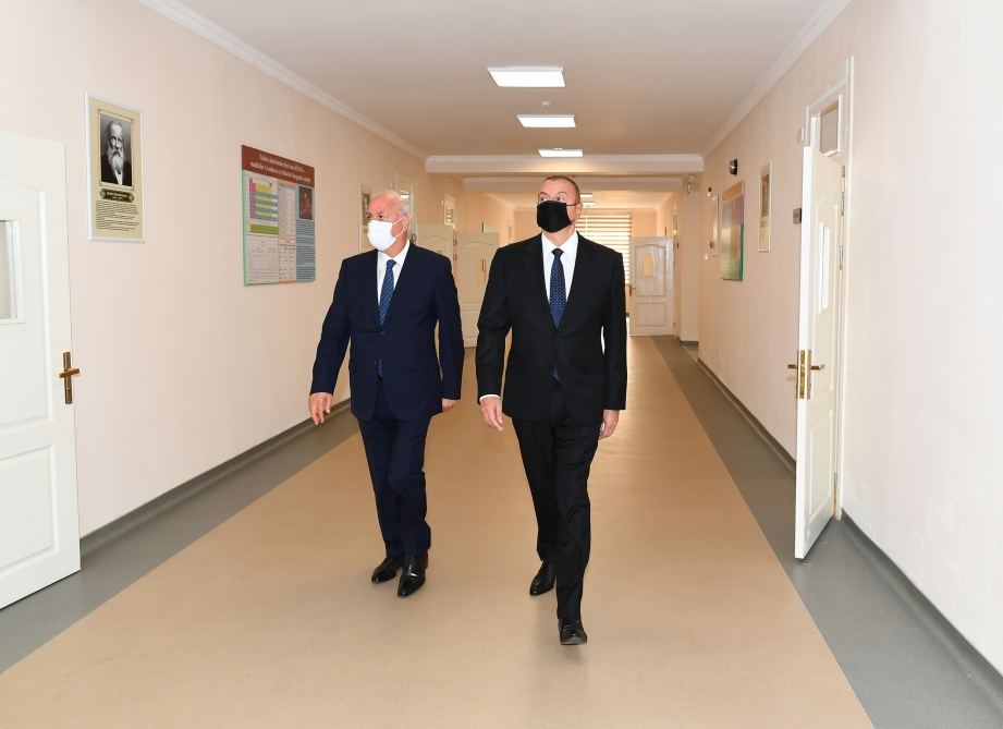 Prezident İlham Əliyev Sumqayıtda 20 nömrəli orta məktəbdə yaradılan şəraitlə tanış olub (FOTO/VİDEO) (YENİLƏNİB)