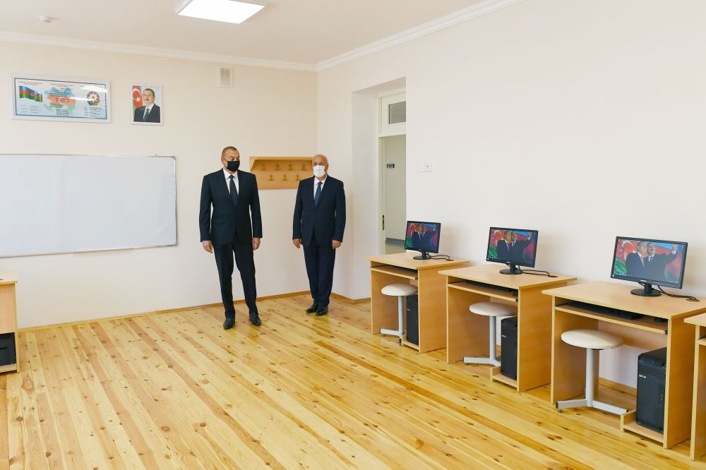 Prezident İlham Əliyev Sumqayıtda 20 nömrəli orta məktəbdə yaradılan şəraitlə tanış olub (FOTO/VİDEO) (YENİLƏNİB)