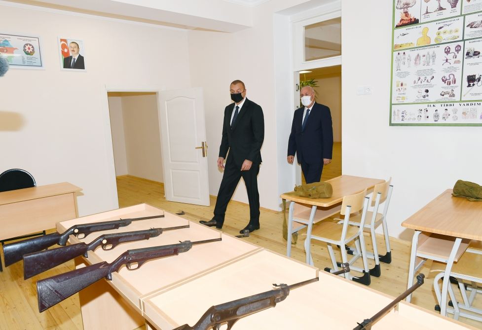 Prezident İlham Əliyev Sumqayıtda 20 nömrəli orta məktəbdə yaradılan şəraitlə tanış olub (FOTO/VİDEO) (YENİLƏNİB)