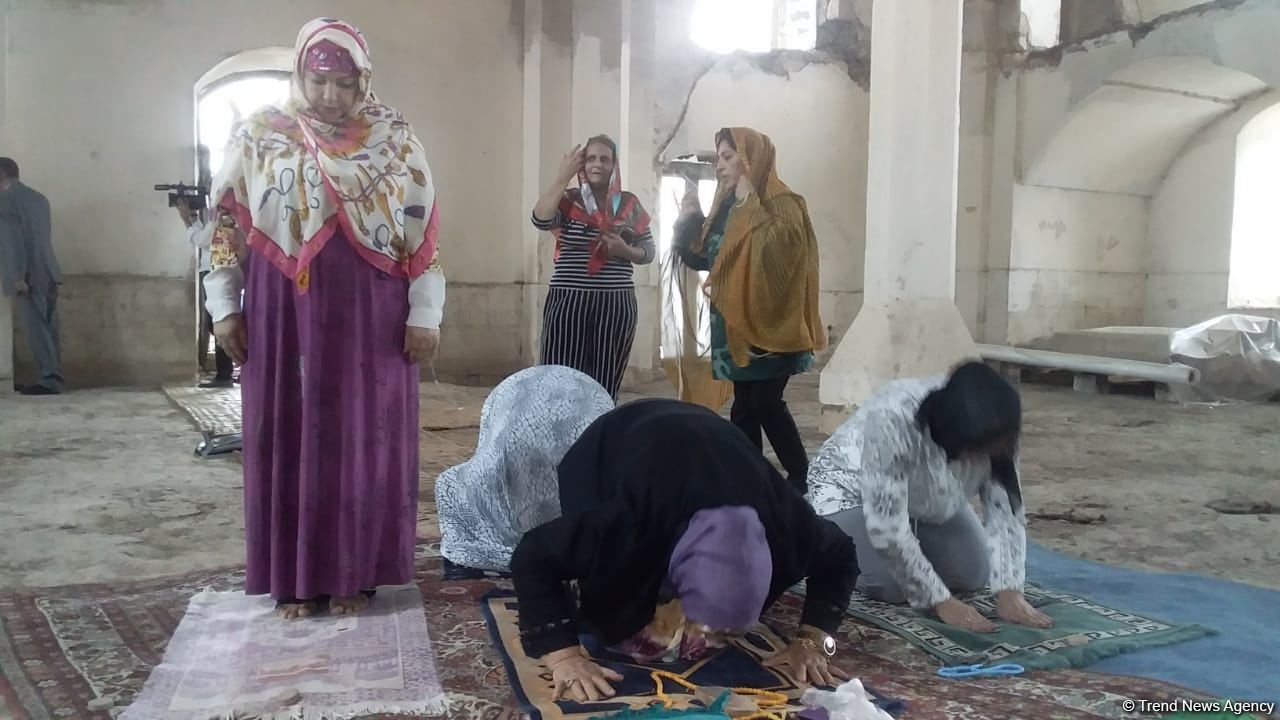 Ağdam sakinləri Ağdam Cümə Məscidini ziyarət ediblər (FOTO)