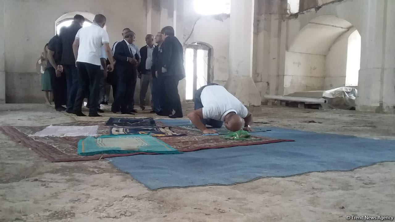 Ağdam sakinləri Ağdam Cümə Məscidini ziyarət ediblər (FOTO)