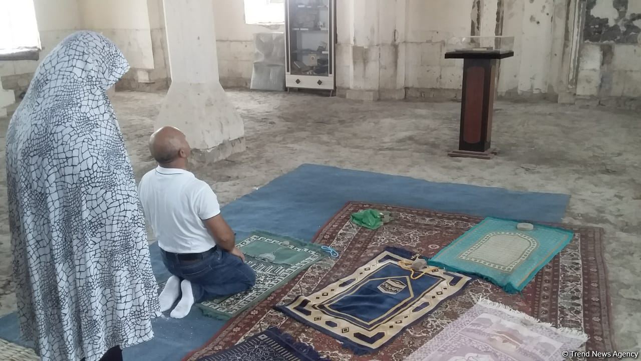 Ağdam sakinləri Ağdam Cümə Məscidini ziyarət ediblər (FOTO)