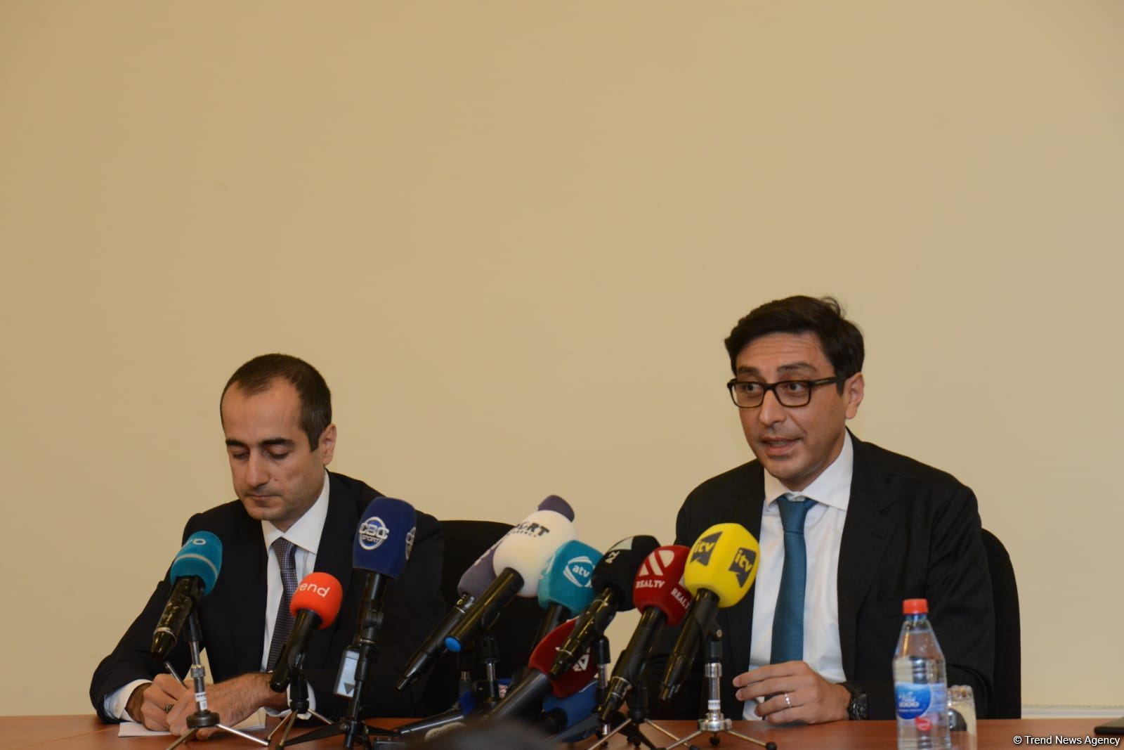 Yeni gənclər və idman naziri Fərid Qayıbov kollektivə təqdim olunub (FOTO)