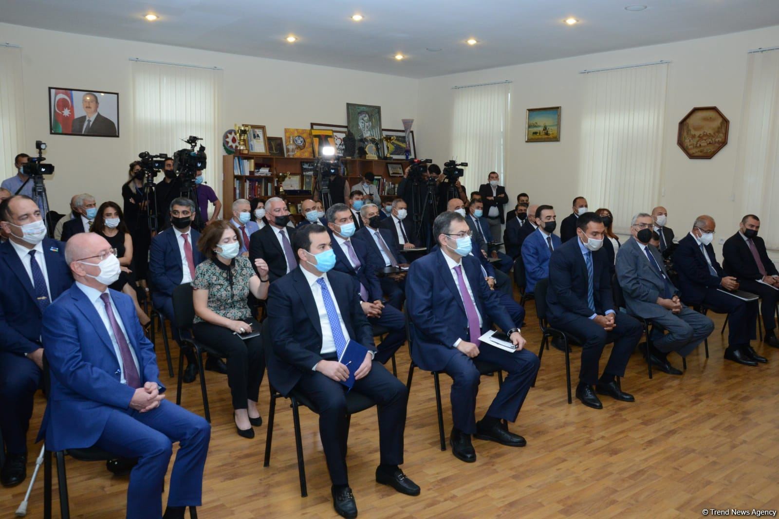 Yeni gənclər və idman naziri Fərid Qayıbov kollektivə təqdim olunub (FOTO)