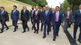Türk Şurası ölkələrinin iqtisadiyyat nazirləri Şəhidlər xiyabanını ziyarət ediblər (FOTO)