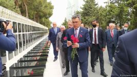 Türk Şurası ölkələrinin iqtisadiyyat nazirləri Şəhidlər xiyabanını ziyarət ediblər (FOTO)