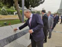 Türk Şurası ölkələrinin iqtisadiyyat nazirləri Şəhidlər xiyabanını ziyarət ediblər (FOTO)
