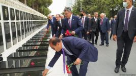 Türk Şurası ölkələrinin iqtisadiyyat nazirləri Şəhidlər xiyabanını ziyarət ediblər (FOTO)