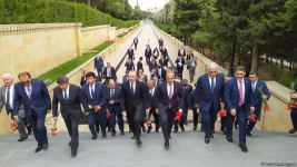 Türk Şurası ölkələrinin iqtisadiyyat nazirləri Şəhidlər xiyabanını ziyarət ediblər (FOTO)