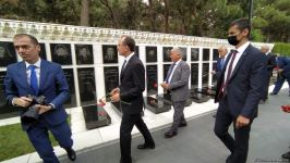 Türk Şurası ölkələrinin iqtisadiyyat nazirləri Şəhidlər xiyabanını ziyarət ediblər (FOTO)