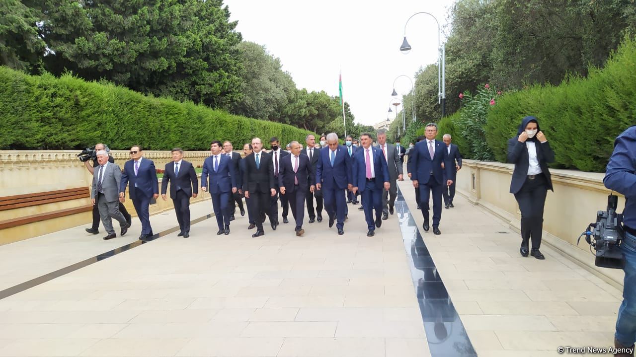 Türk Şurası ölkələrinin iqtisadiyyat nazirləri Şəhidlər xiyabanını ziyarət ediblər (FOTO)
