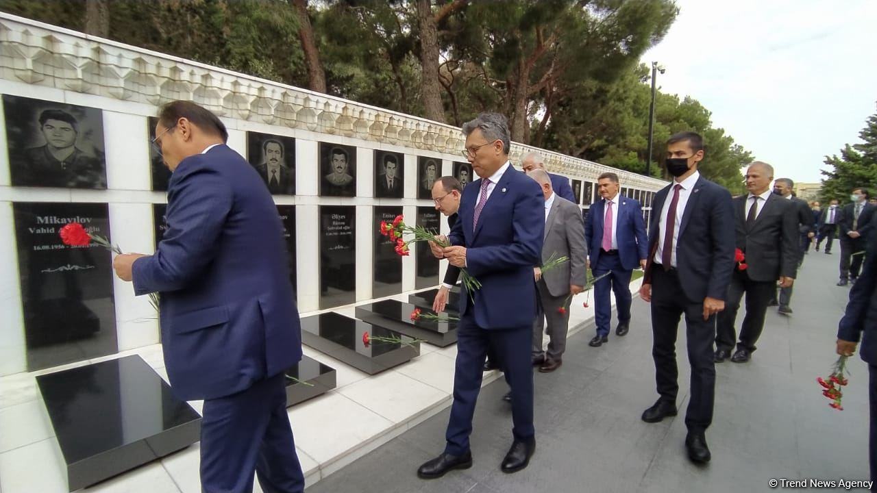 Türk Şurası ölkələrinin iqtisadiyyat nazirləri Şəhidlər xiyabanını ziyarət ediblər (FOTO)
