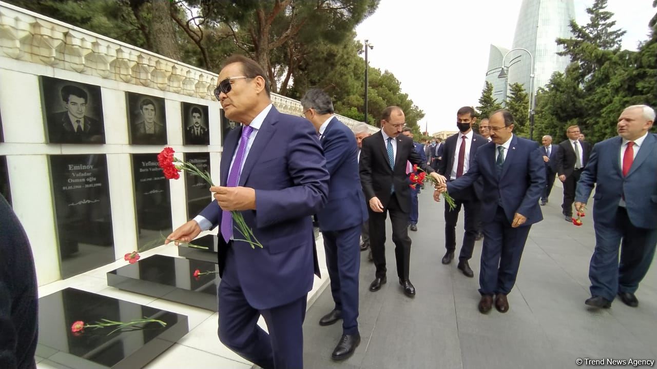 Türk Şurası ölkələrinin iqtisadiyyat nazirləri Şəhidlər xiyabanını ziyarət ediblər (FOTO)
