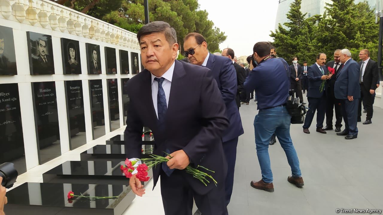 Türk Şurası ölkələrinin iqtisadiyyat nazirləri Şəhidlər xiyabanını ziyarət ediblər (FOTO)