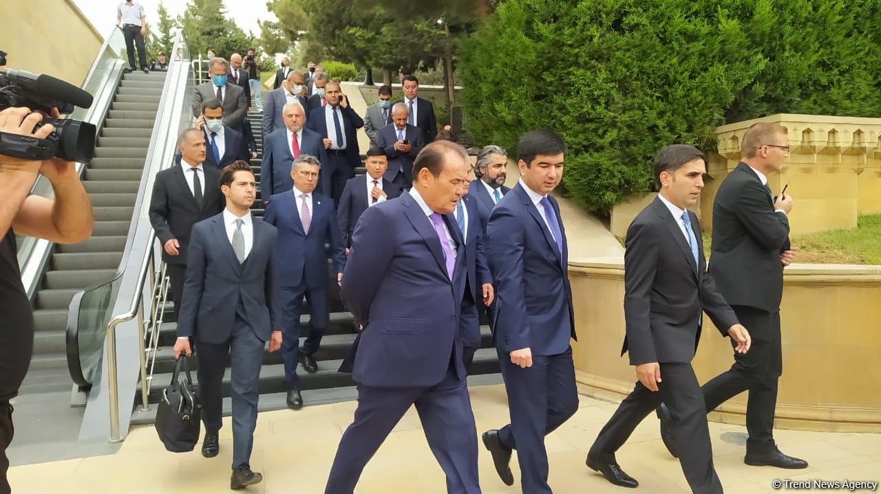 Türk Şurası ölkələrinin iqtisadiyyat nazirləri Şəhidlər xiyabanını ziyarət ediblər (FOTO)