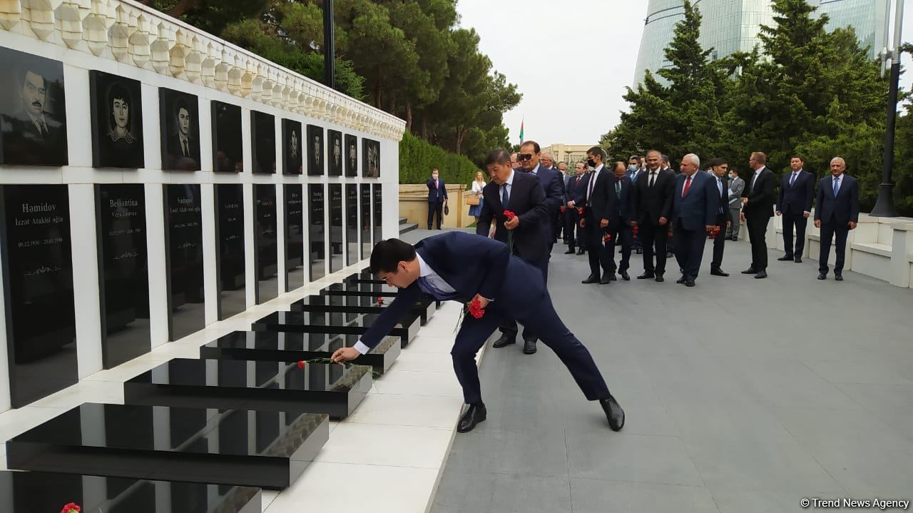 Türk Şurası ölkələrinin iqtisadiyyat nazirləri Şəhidlər xiyabanını ziyarət ediblər (FOTO)