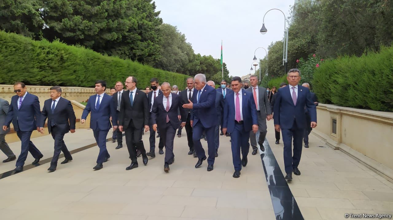 Türk Şurası ölkələrinin iqtisadiyyat nazirləri Şəhidlər xiyabanını ziyarət ediblər (FOTO)