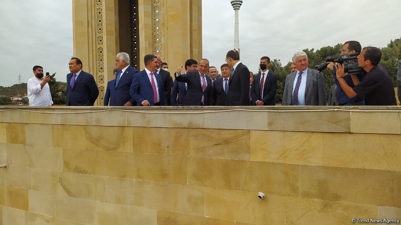 Türk Şurası ölkələrinin iqtisadiyyat nazirləri Şəhidlər xiyabanını ziyarət ediblər (FOTO)