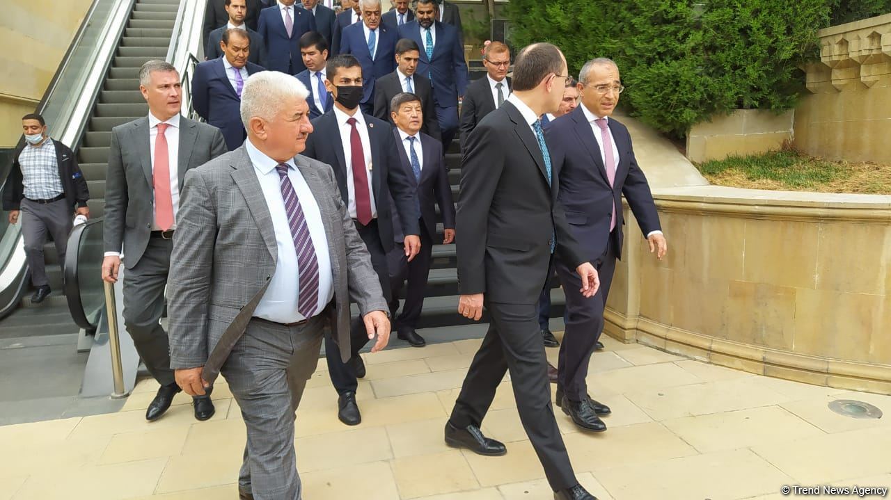 Türk Şurası ölkələrinin iqtisadiyyat nazirləri Şəhidlər xiyabanını ziyarət ediblər (FOTO)