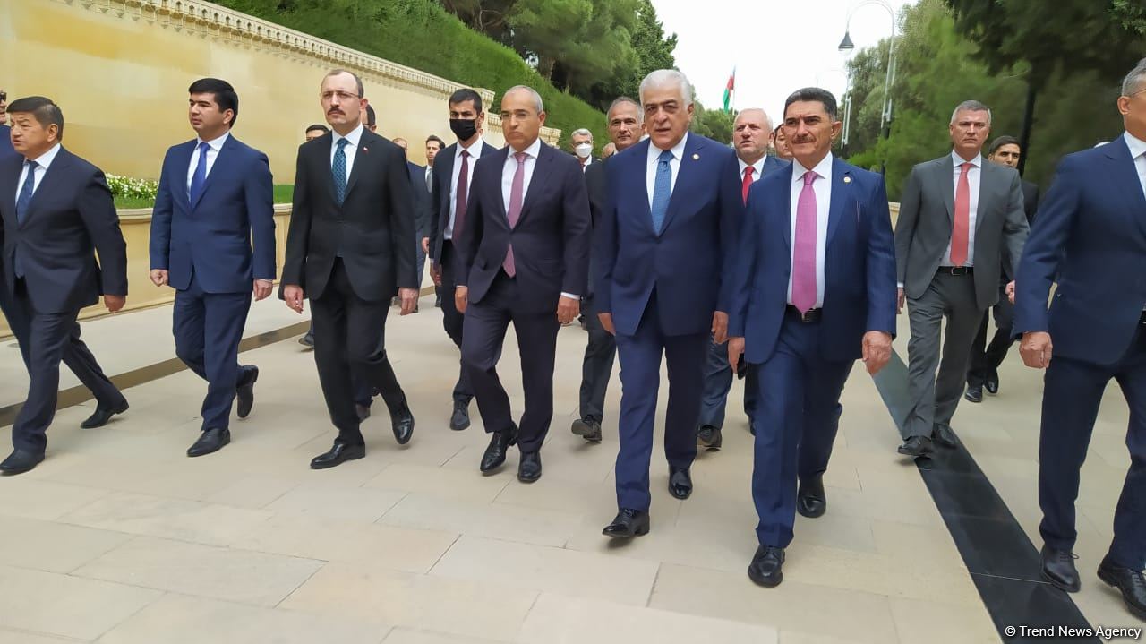 Türk Şurası ölkələrinin iqtisadiyyat nazirləri Şəhidlər xiyabanını ziyarət ediblər (FOTO)