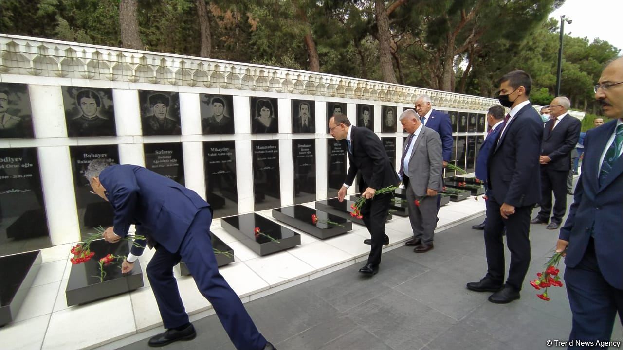 Türk Şurası ölkələrinin iqtisadiyyat nazirləri Şəhidlər xiyabanını ziyarət ediblər (FOTO)