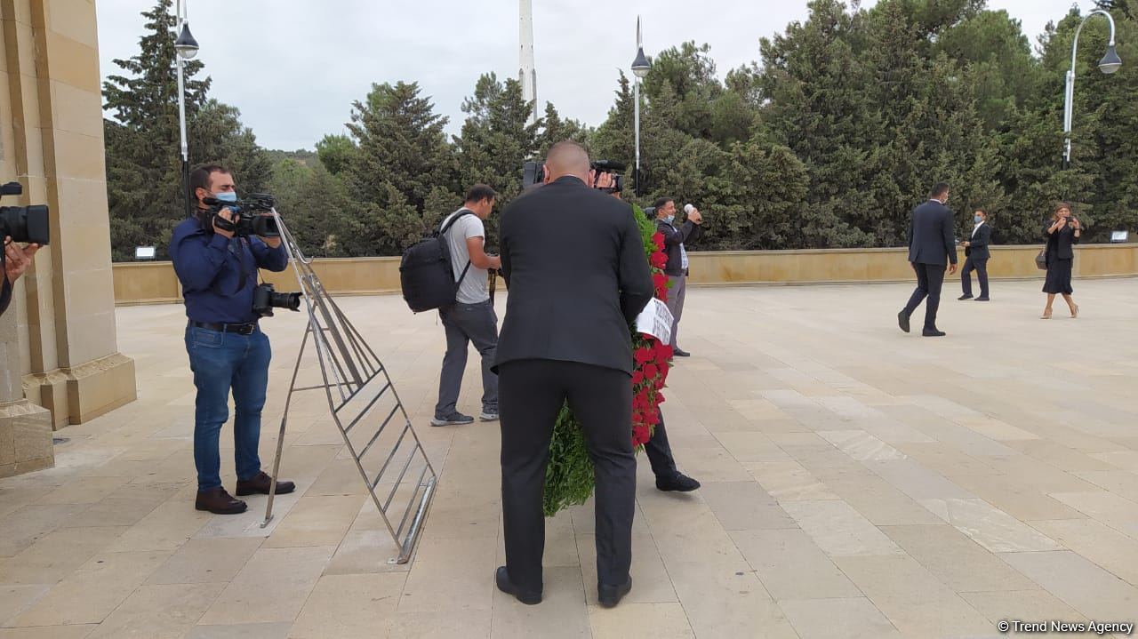 Türk Şurası ölkələrinin iqtisadiyyat nazirləri Şəhidlər xiyabanını ziyarət ediblər (FOTO)