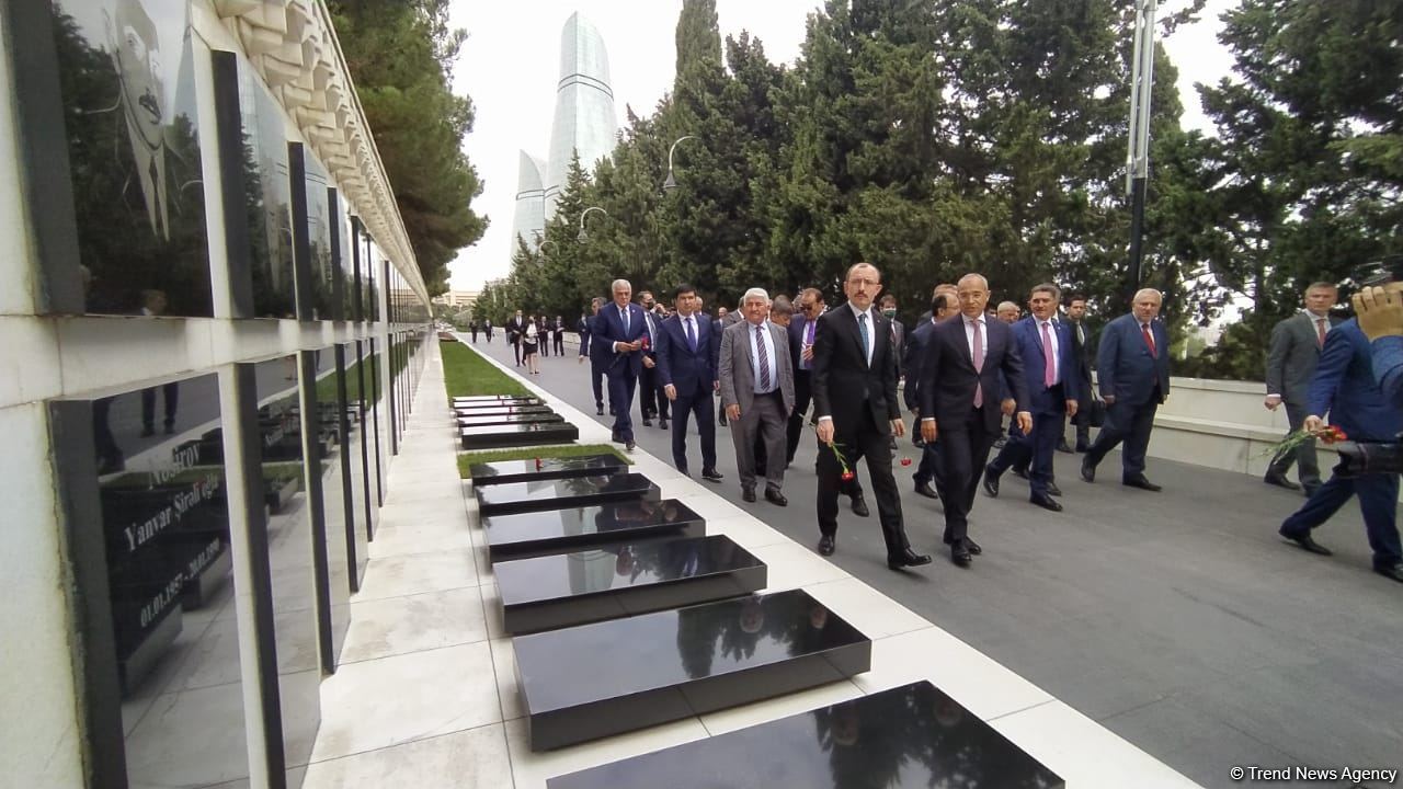 Türk Şurası ölkələrinin iqtisadiyyat nazirləri Şəhidlər xiyabanını ziyarət ediblər (FOTO)